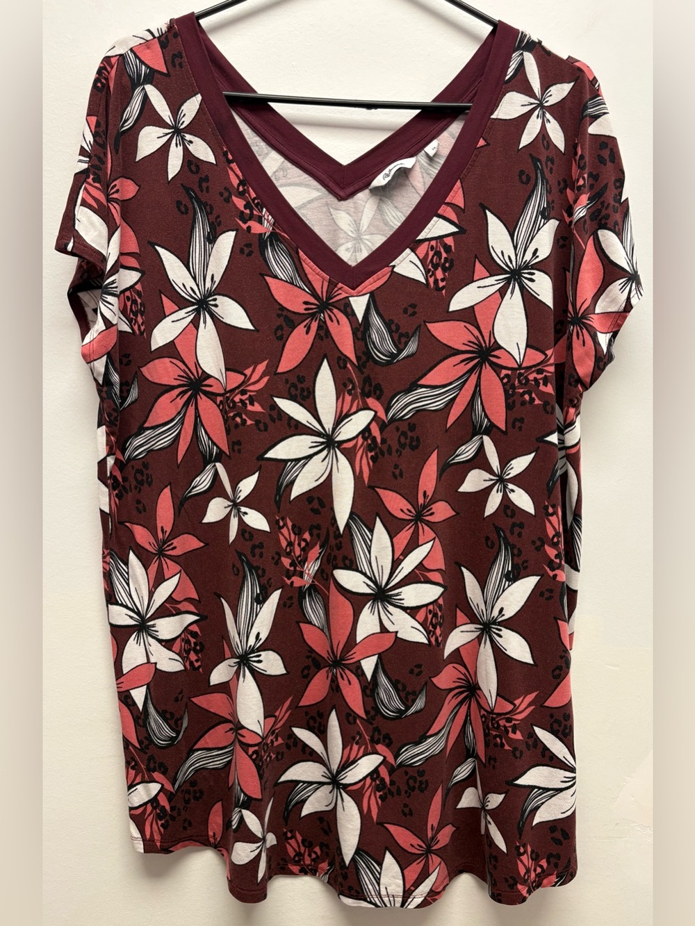 4 for $25 🌸 Reitmans Burgundy Pink Floral V-Neck Short Sleeve Top – Size 2X